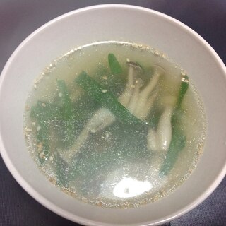お肉料理にピッタリ！ニラとしめじの中華スープ